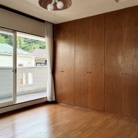鎌倉市長谷三丁目の売買物件/2階 洋室1｜壁一面の収納含め、室内は濃い茶色と白で統一されています