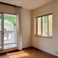 鎌倉市長谷三丁目の売買物件/2階 洋室2｜2階の3つの個室は全て南側にしっかりと窓を確保できています