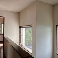 鎌倉市長谷三丁目の売買物件/2階 階段室｜北向きですが、大きな開口から緑が見える開放的な雰囲気