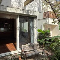 鎌倉市長谷三丁目の売買物件/庭｜別角度から。無造作に置かれたレンガブロックやベンチがちょっぴり洋風な雰囲気を醸し出します