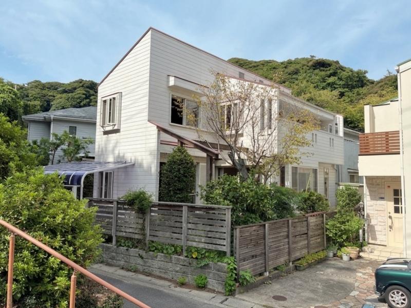 鎌倉市長谷三丁目の売買物件/外観｜とんがり屋根と庭が特徴の住まいが、長谷駅の賑わいからそう遠くない場所に隠れていました
