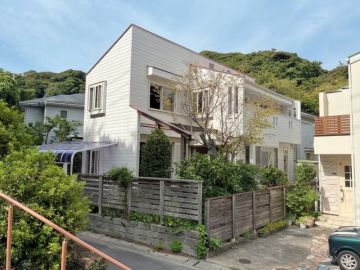 鎌倉市長谷三丁目の売買物件/とんがり屋根と庭