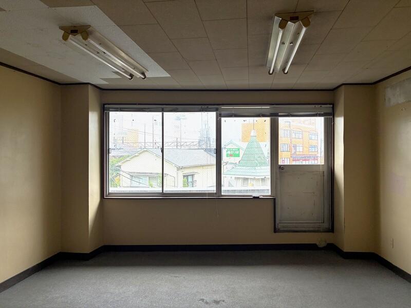 鎌倉市御成町の賃貸物件/室内の様子（窓からは広場が見えます）