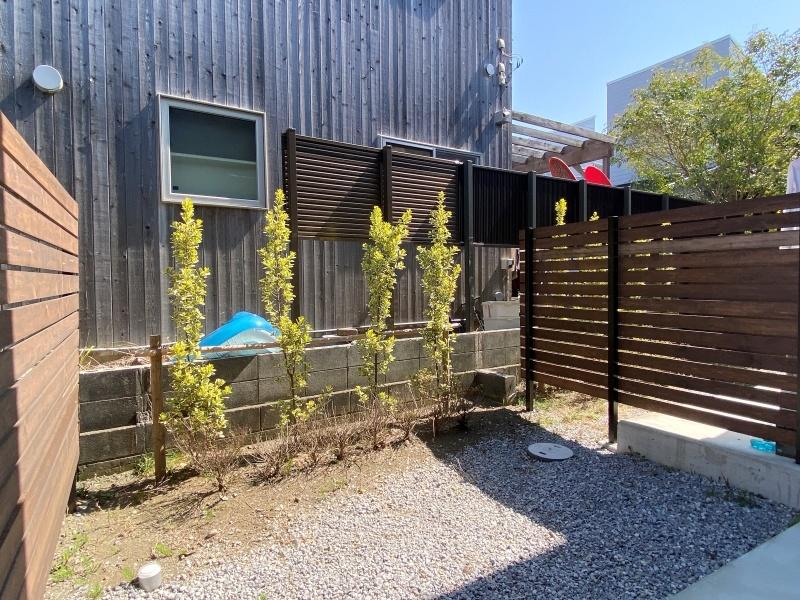 藤沢市鵠沼藤が谷三丁目の賃貸物件/専用庭│お隣の板張りの外観、サーフボードがひょっこり