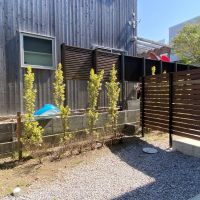 藤沢市鵠沼藤が谷三丁目の賃貸物件/専用庭│お隣の板張りの外観、サーフボードがひょっこり