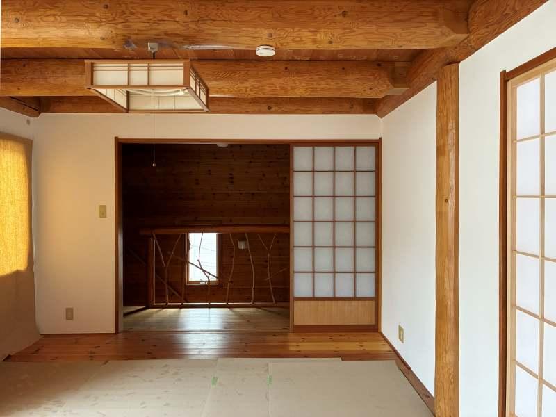 鎌倉市長谷一丁目の賃貸物件/和室｜反対から見る。畳の日焼け防止のため、シートを敷いています
