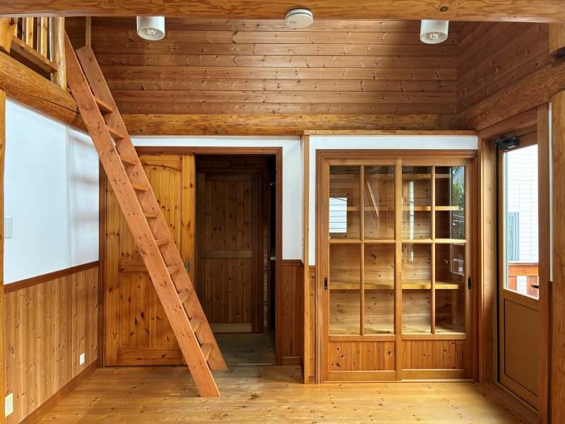 鎌倉市長谷一丁目の賃貸物件/洋室｜反対から見る。収納棚とロフトへの梯子がついています