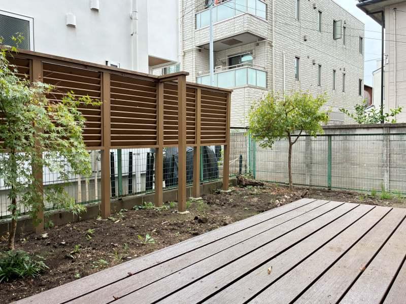 鎌倉市長谷一丁目の賃貸物件/ウッドデッキと庭。いまは少し寂しいですが、素敵な雰囲気に育てていただきたい