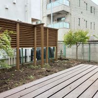 鎌倉市長谷一丁目の賃貸物件/ウッドデッキと庭。いまは少し寂しいですが、素敵な雰囲気に育てていただきたい