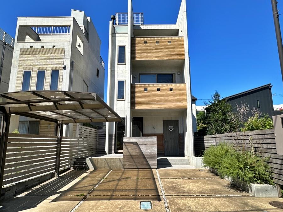 葉山町一色の賃貸物件/外観｜スーッと上まで伸びるライトグレーの外観が、どことなく展望塔にも見えます