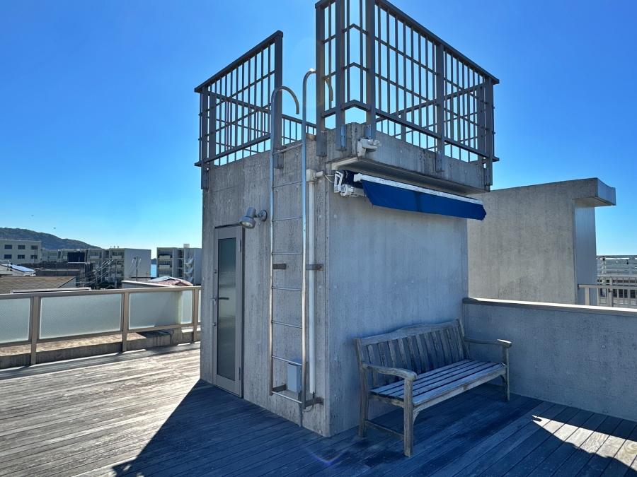 葉山町一色の賃貸物件/ルーフバルコニーと階段室｜8段のハシゴを上った先は想像以上のパノラマビューでした