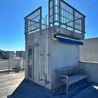 葉山町一色の賃貸物件/ルーフバルコニーと階段室｜8段のハシゴを上った先は想像以上のパノラマビューでした