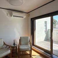 葉山町一色の賃貸物件/3階バルコニー｜バルコニーにはウッドデッキが敷かれています
