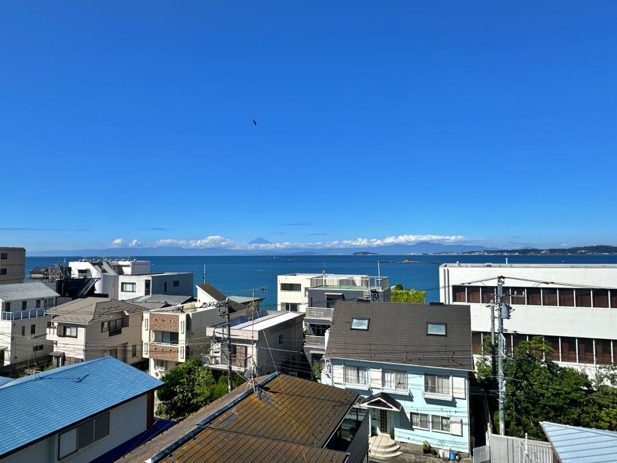 葉山町一色の賃貸物件/階段室の上からの眺望｜晴れていれば海と江ノ島と富士山と丹沢山地が望めます