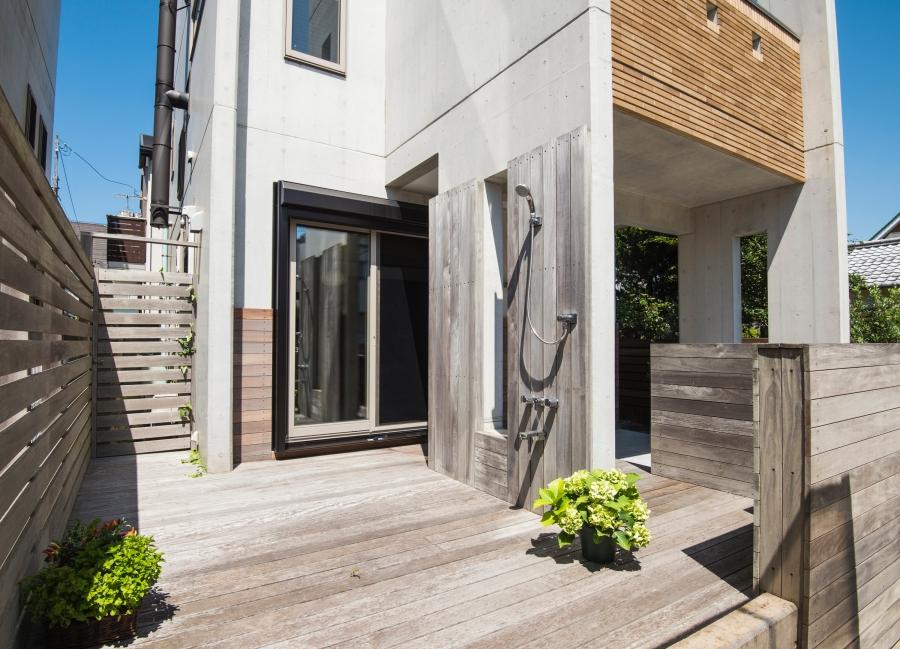 葉山町一色の賃貸物件/1階ウッドデッキ｜海遊び好きには嬉しい外シャワーも完備（写真は売主提供）