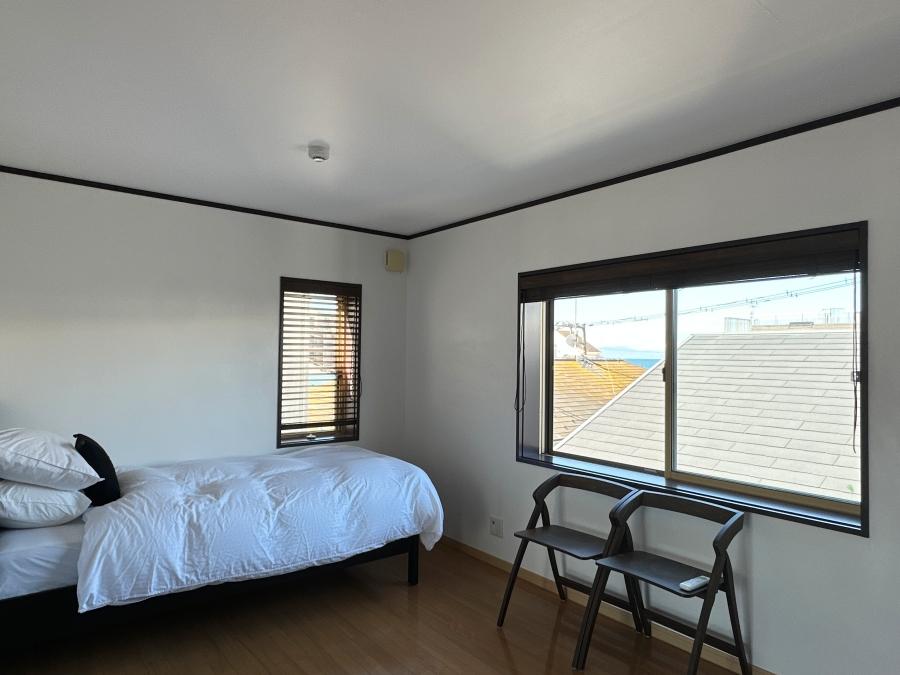 葉山町一色の賃貸物件/3階洋室その2｜こちらからは屋根と屋根の間から海がチラリ