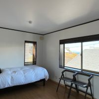 葉山町一色の賃貸物件/3階洋室その2｜こちらからは屋根と屋根の間から海がチラリ