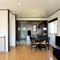 葉山町一色の賃貸物件/リビング｜正面右にキッチン、左のガラス戸の先に浴槽とシャワーブースとトイレ