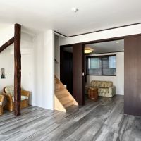 葉山町一色の賃貸物件/1階セカンドリビング｜奥にはトイレと洗面が隠れています