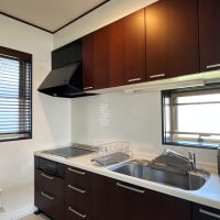 葉山町一色の賃貸物件/キッチン｜開口部が多くて明るい
