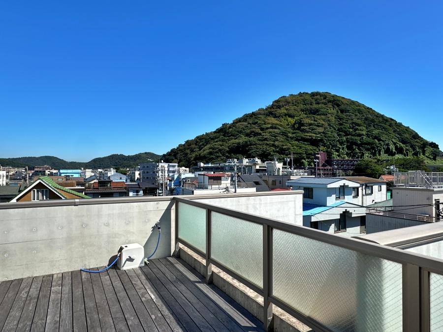 葉山町一色の賃貸物件/ルーフバルコニー｜30平米以上の広さを、展望するだけの場所にするのは勿体無い。外水栓もあります