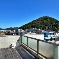 葉山町一色の賃貸物件/ルーフバルコニー｜30平米以上の広さを、展望するだけの場所にするのは勿体無い。外水栓もあります