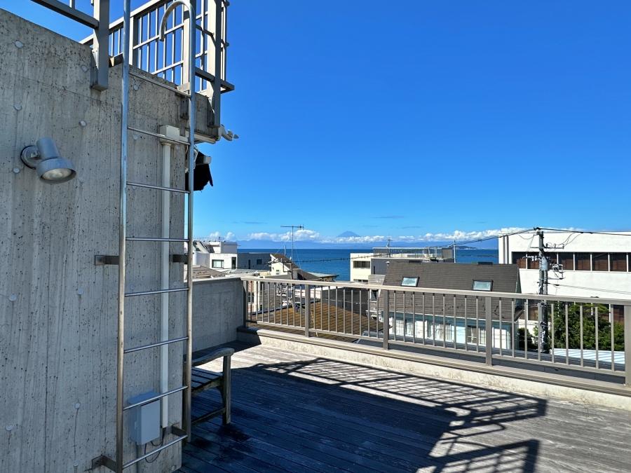 葉山町一色の賃貸物件/ルーフバルコニーからの眺望｜建物越しに海が見えます