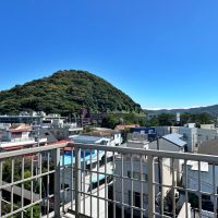 葉山町一色の賃貸物件/階段室の上からの眺望｜三ヶ岡山緑地と一色の住宅街を一望