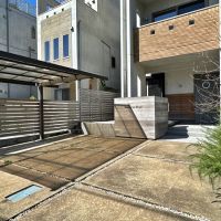 葉山町一色の賃貸物件/駐車スペース｜大きな車も2台はラクラク駐車可能