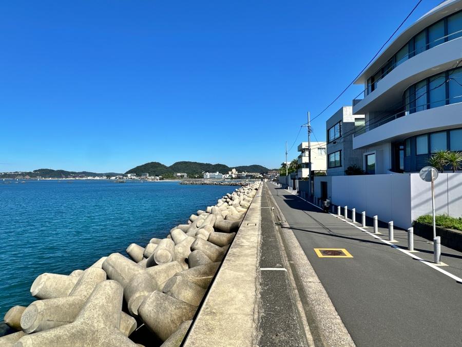 葉山町一色の賃貸物件/近くの堤防から｜歩いてすぐ近くに海があるのが良いですね