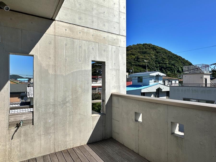 葉山町一色の賃貸物件/3階バルコニー｜こちらからも三ヶ岡山緑地がチラリ