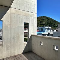 葉山町一色の賃貸物件/3階バルコニー｜こちらからも三ヶ岡山緑地がチラリ