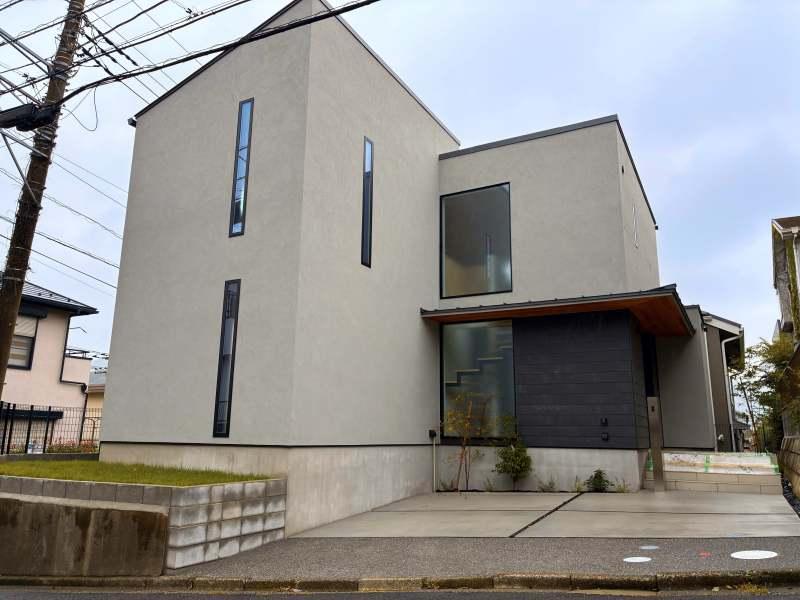 三浦郡葉山町長柄の売買物件/外観｜角地に位置しています。外壁は左官割肌仕上げと一部solido張り。車種に寄りますが、2台駐車可能です