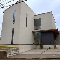 三浦郡葉山町長柄の売買物件/外観｜角地に位置しています。外壁は左官割肌仕上げと一部solido張り。車種に寄りますが、2台駐車可能です