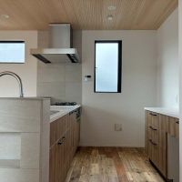 三浦郡葉山町長柄の売買物件/タカラスタンダードのシステムキッチン。3口ガスコンロと食洗器付きです