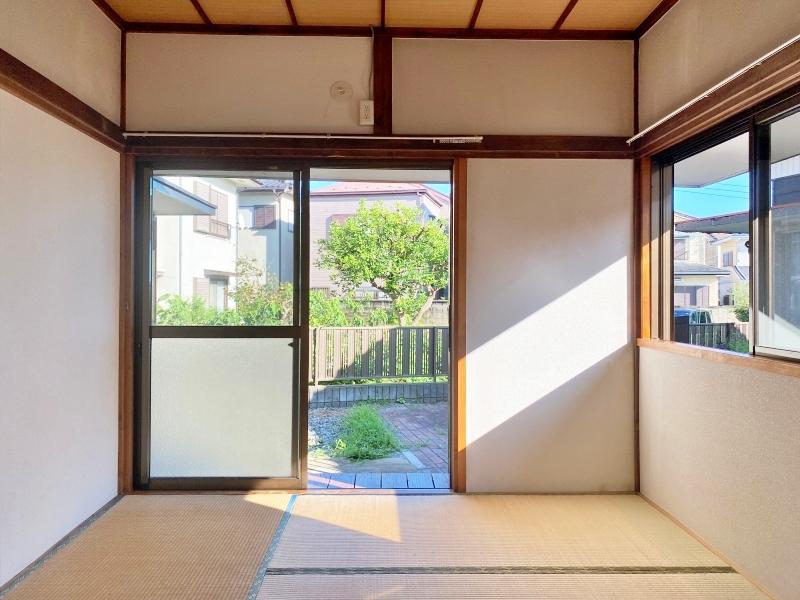 鎌倉市腰越四丁目の賃貸物件/和室4.5帖│南向きのため、日当たりのいい部屋。庭の奥行きを感じます