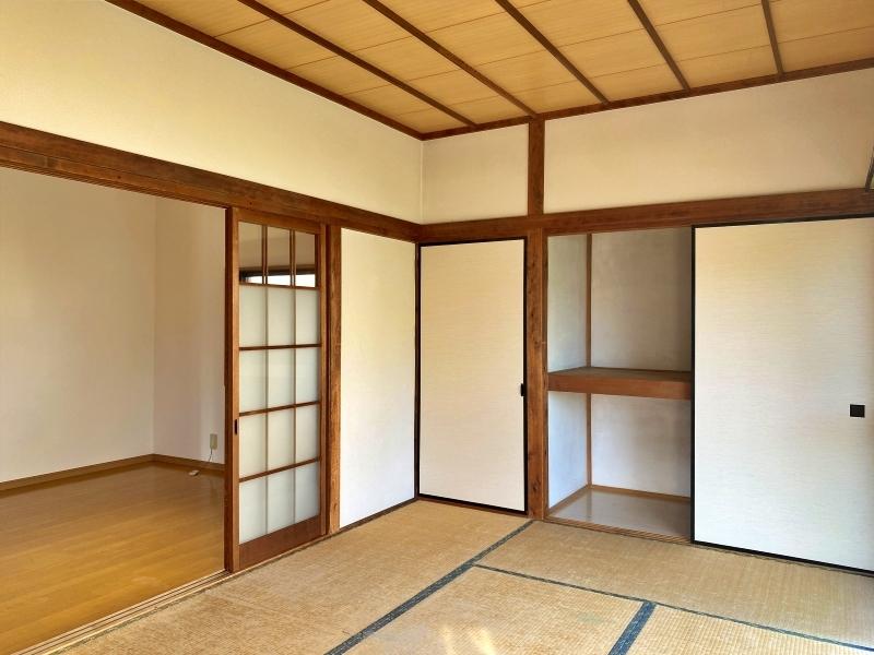 鎌倉市腰越四丁目の賃貸物件/和室6帖│襖を外して、見える収納にしてもいいな