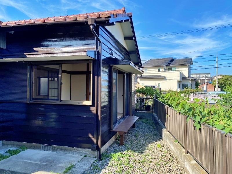 鎌倉市腰越四丁目の賃貸物件/庭から見た縁側の様子│右奥には、川に橋がかかっています