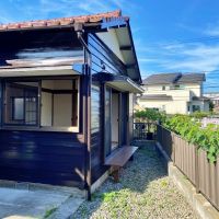 鎌倉市腰越四丁目の賃貸物件/庭から見た縁側の様子│右奥には、川に橋がかかっています