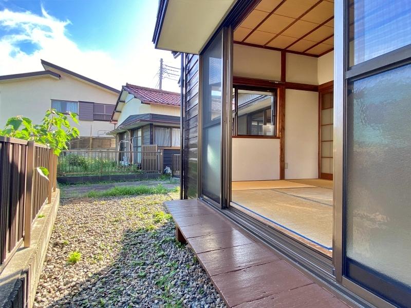 鎌倉市腰越四丁目の賃貸物件/和室6帖の縁側│縁側に座ると、心地よい風が届きます