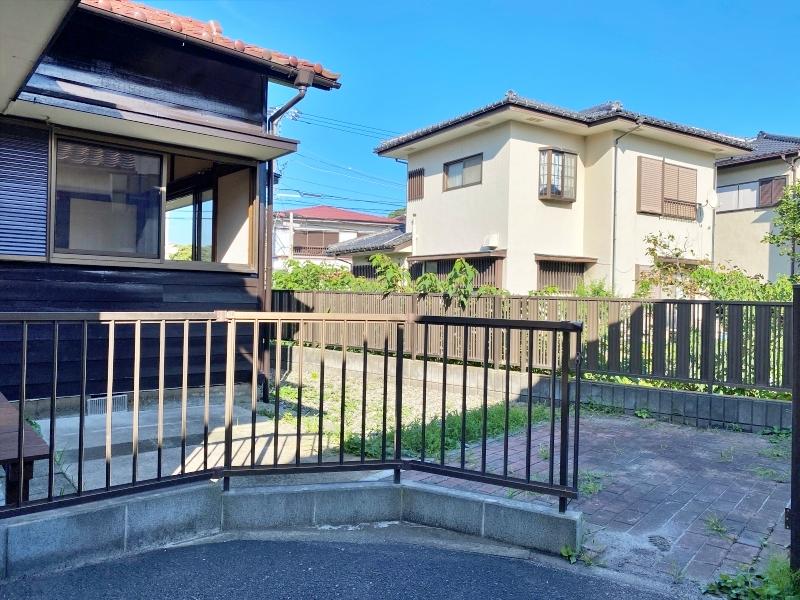 鎌倉市腰越四丁目の賃貸物件/庭│広すぎず、手入れもしやすそう。植木鉢を置いて植物を育てたり、自分らしい使い方を考えたくなります
