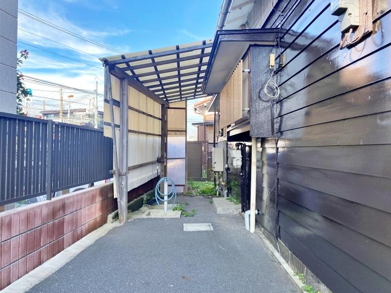 鎌倉市腰越四丁目の賃貸物件/敷地内に外水栓あり│小型車はここに駐車します