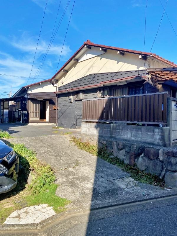 鎌倉市腰越四丁目の賃貸物件/建物までのアプローチ│幅員2m程度の坂を進んだ奥の建物です