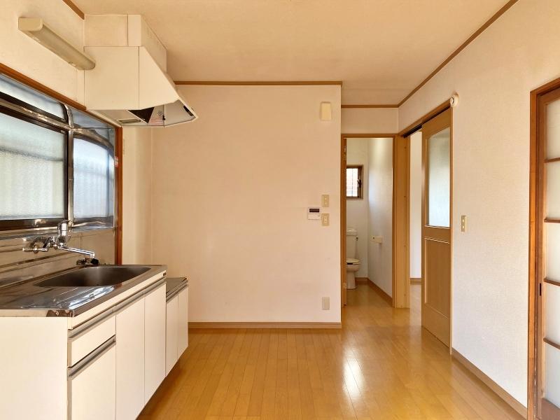 鎌倉市腰越四丁目の賃貸物件/DK6帖│玄関から見る。キッチンにも窓があり、室内は明るい印象