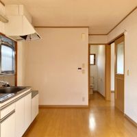 鎌倉市腰越四丁目の賃貸物件/DK6帖│玄関から見る。キッチンにも窓があり、室内は明るい印象