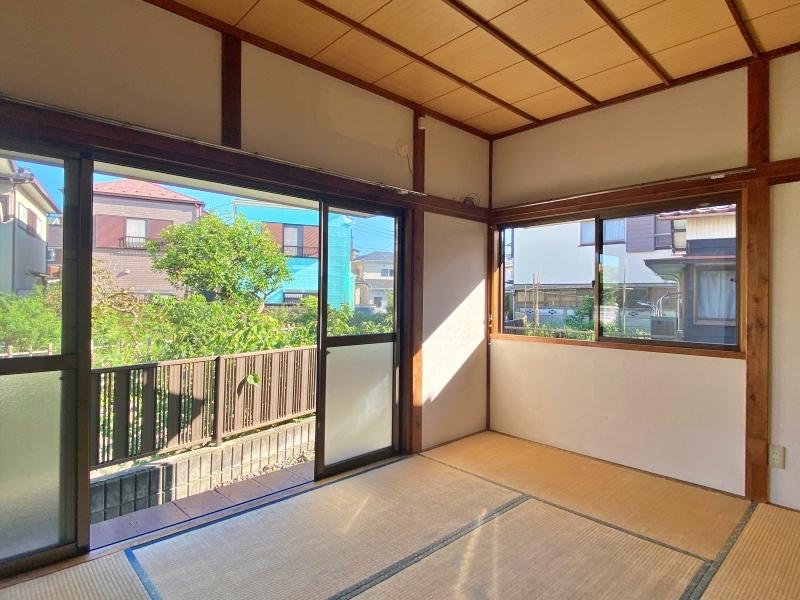 鎌倉市腰越四丁目の賃貸物件/和室6帖│縁側のある和室。川があることで向かいの住宅と距離が取れており、日当たりがいい