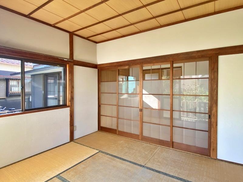 鎌倉市腰越四丁目の賃貸物件/和室6帖│ガラス戸4枚を閉めるとこんな感じ。開閉時にはガラガラと懐かしい音がします