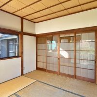 鎌倉市腰越四丁目の賃貸物件/和室6帖│ガラス戸4枚を閉めるとこんな感じ。開閉時にはガラガラと懐かしい音がします