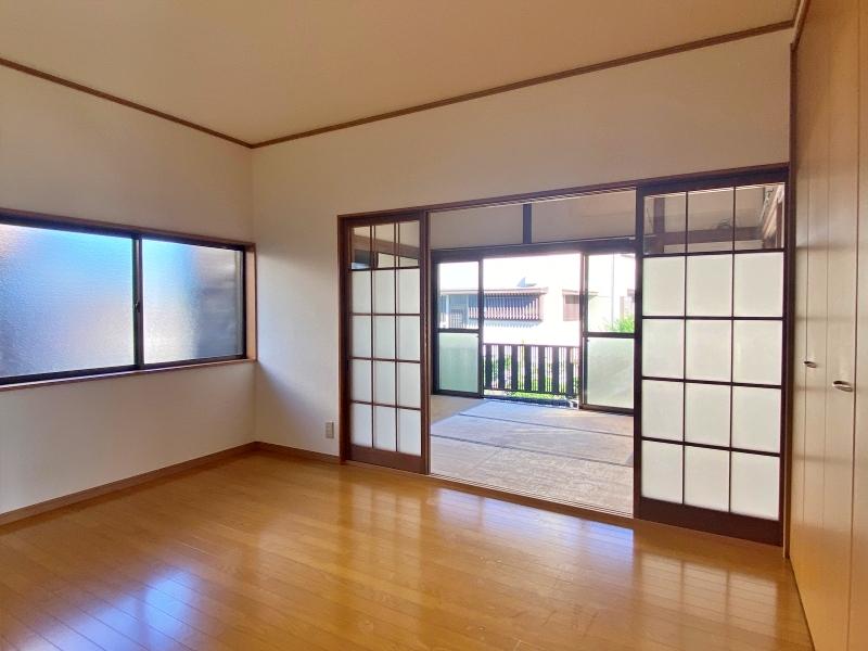 鎌倉市腰越四丁目の賃貸物件/洋室6帖と和室6帖が続きます