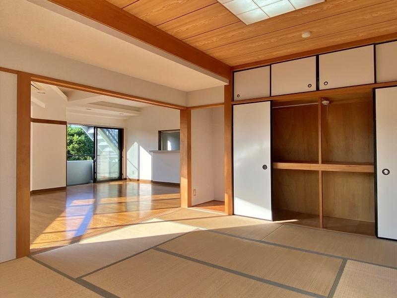 鎌倉市津西一丁目の賃貸物件/和室8帖│LDK20帖とひと続きな広々とした空間。陽当たりが良く、室内が明るい